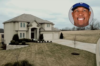 Salvador Pérez, cátcher de los Kansas City Royals, compartió un recorrido por su lujosa casa en Kansas City, donde guarda trofeos, autos personalizados y recuerdos de su carrera en las Grandes Ligas