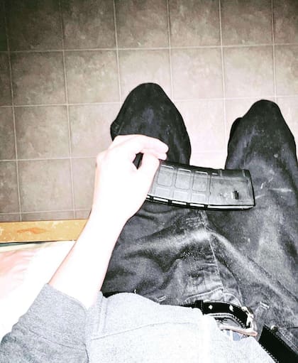 Salvador Ramos sostiene munición para dos rifles estilo AR-15