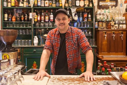Salvador Sabatella es dueño de casa en Café Bar de los Angelitos.