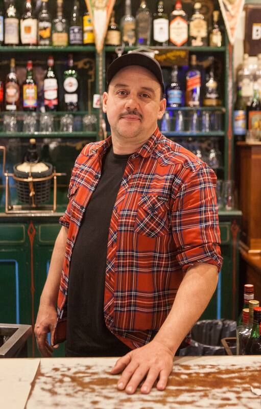 Salvador Sabatella es dueño y anfitrión en el Café de los Angelitos.