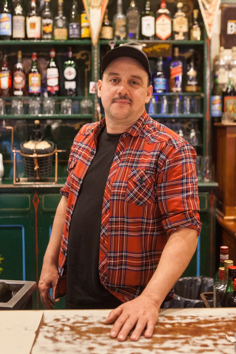 Salvador Sabatella es dueño y anfitrión en el Café de los Angelitos.