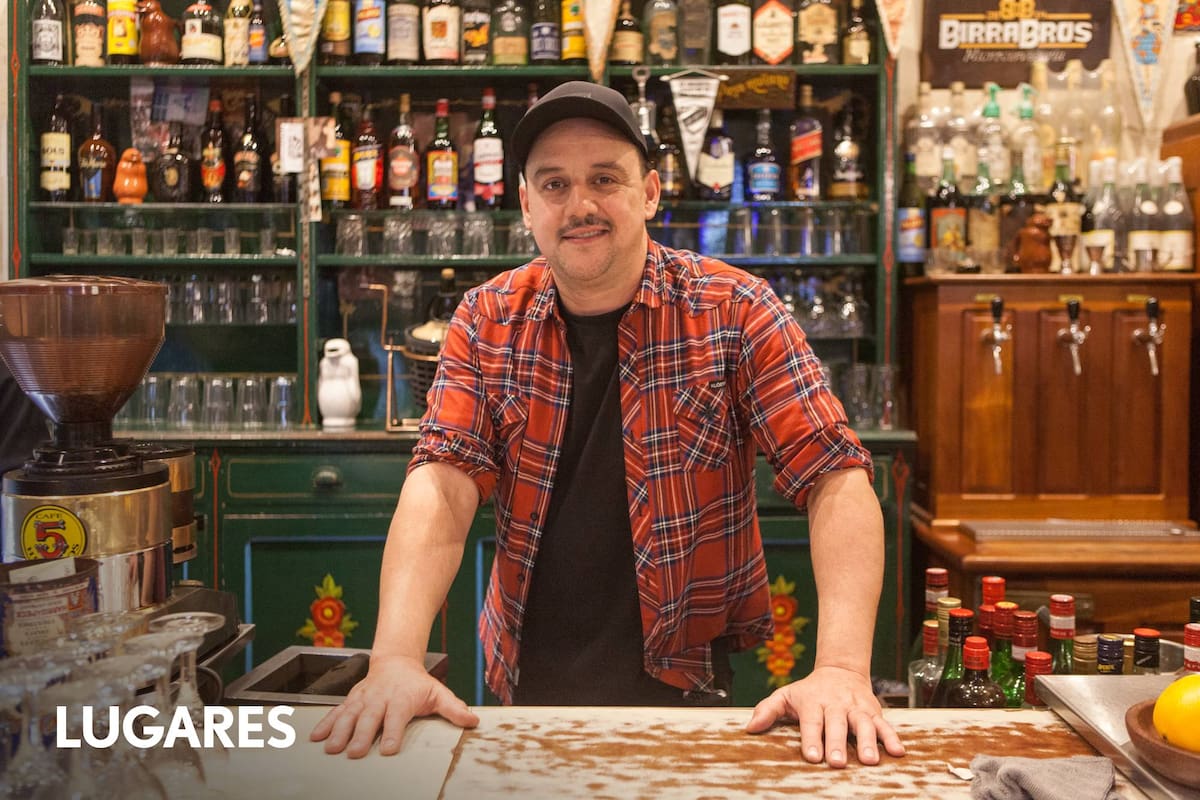 Salvador Sabatella es dueño y anfitrión en el Café de los Angelitos.