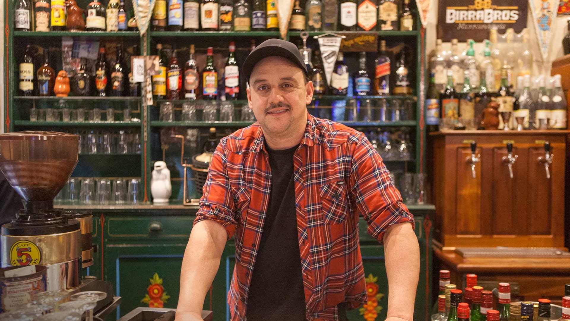 Salvador Sabatella es dueño y anfitrión en el Café de los Angelitos.