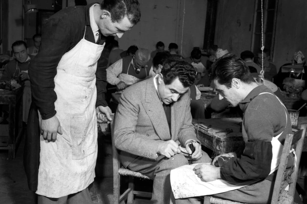 Salvatore Ferragamo en su taller