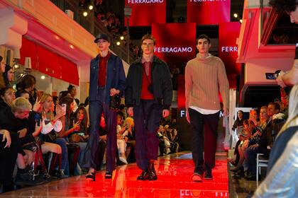Salvatore Ferragamo, que representa el lujo italiano, propone prendas clásicas con una marcada estética sport.