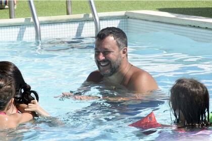 Salvini, en la pileta durante sus vacaciones