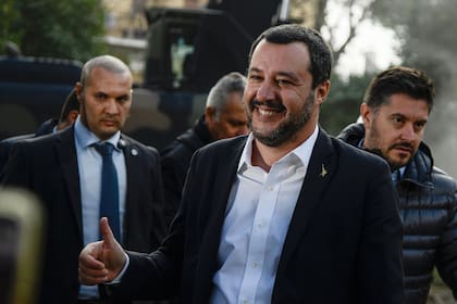 Salvini posa para la prensa en un suburbio de Roma