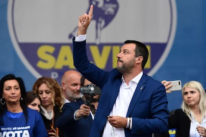 Salvini saluda a los manifestantes en Milán, con su rosario en la mano