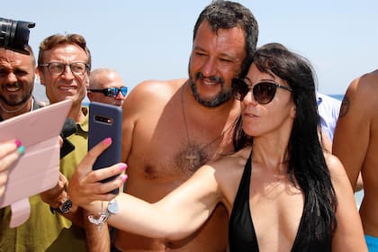 Salvini se saca una selfie con una seguidora durante una recorrida por Taormina, Sicilia