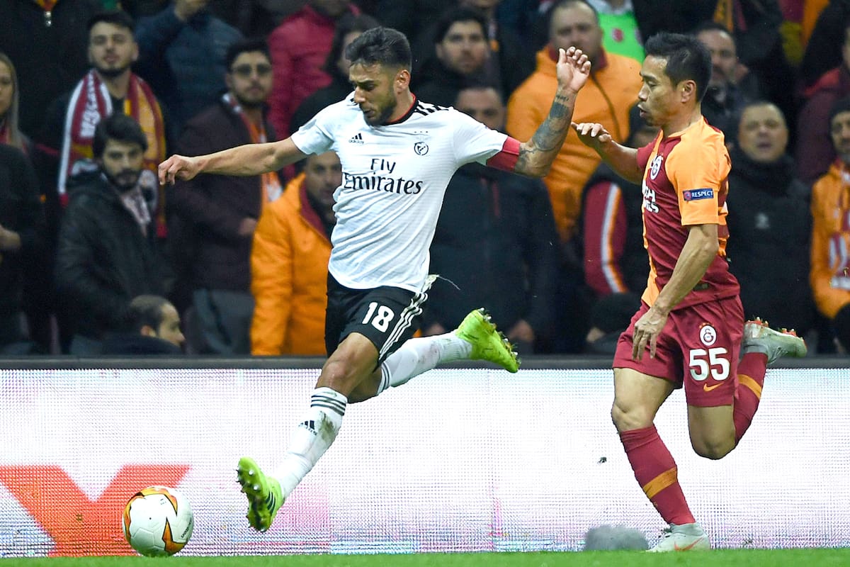 Salvio a puro desborde por la derecha, en un partido ante Galatasaray, por la Europa League