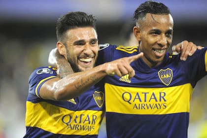 Salvio festeja el primer gol, acompañado por Villa