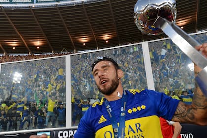 Salvio festeja la obtención de la Copa de la Liga 2022