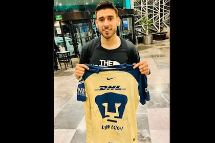 Salvio posa con la camiseta de Puas, su nuevo club