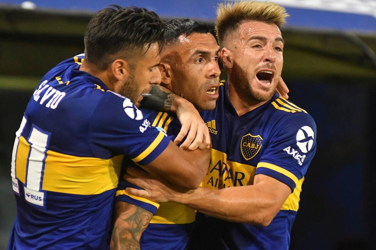 Salvio y Buffarini abrazan a Tevez después del gol del capitán, que abrió el camino del triunfo