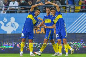 Salvio y el protagonista festejan el gol de Zeballos ante Barcelona por la Maradona Cup