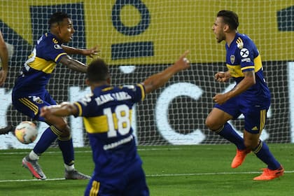 Salvio y Villa festejan el primer gol del partido.
