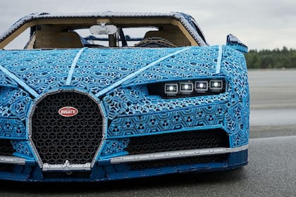 Salvo las ruedas y el logo de la automotriz, Lego hizo una réplica funcional a escala real con piezas plásticas del Bugatti Chiron
