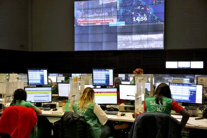En el videowall de la sede central del SAME los operadores monitorean en tiempo real la ubicación de cada ambulancia