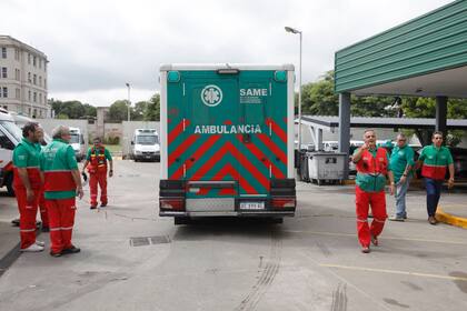 Cuando el reloj marca las 13, los operadores reunidos en la base despejan la zona y dejan ingresar a un móvil que regresa de un operativo de caso sospechoso