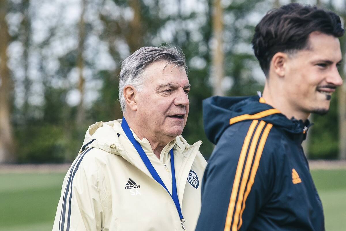 Sam Allardyce, en su primer entrenamiento en Leeds; el DT de 68 años pretende salvar del descenso al exequipo de Bielsa