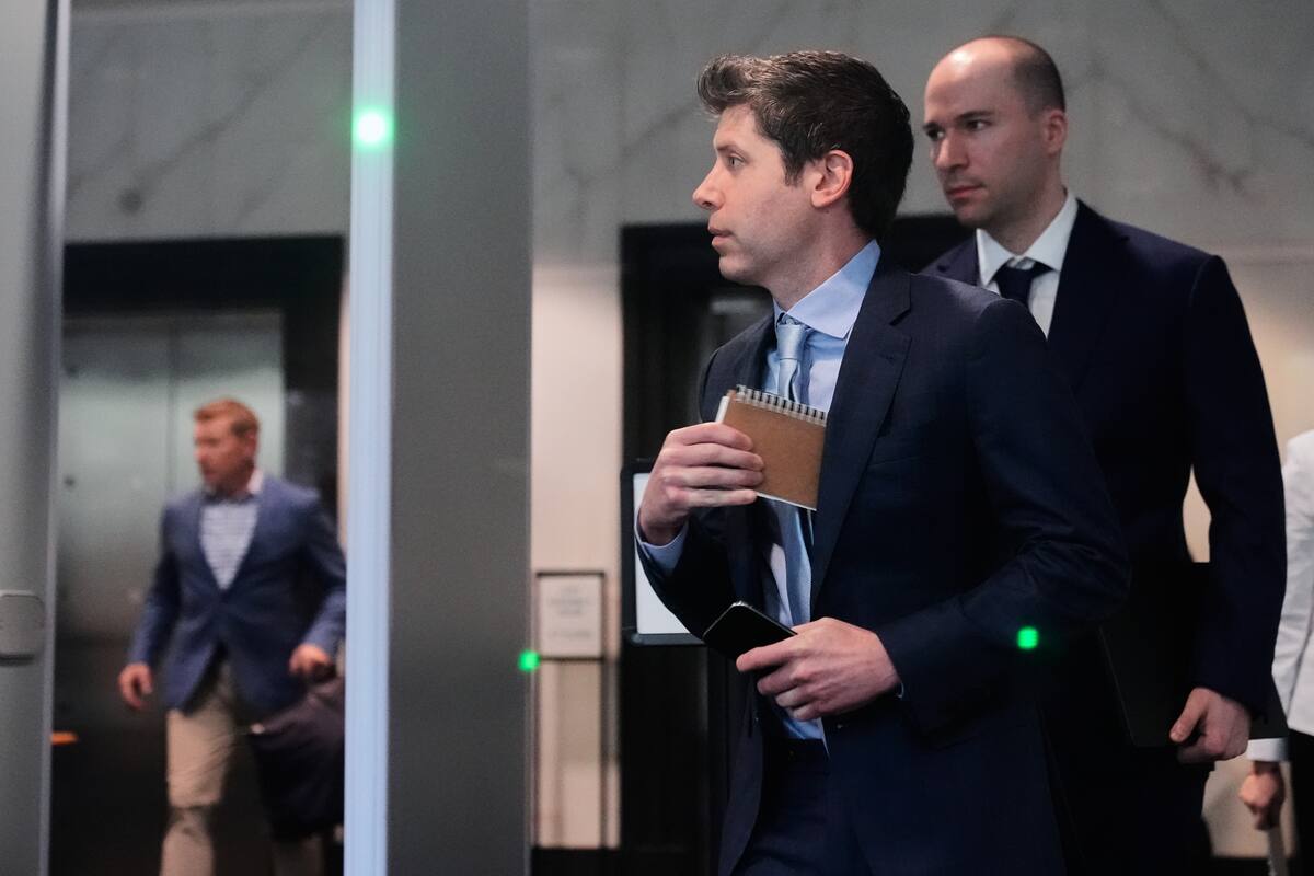 Sam Altman, al centro, y el presidente de OpenAI Greg Brockman, a la derecha, llegan a un tribunal federal, el jueves 30 de abril de 2026, en Oakland, California. (AP Foto/Godofredo A. Vásquez)