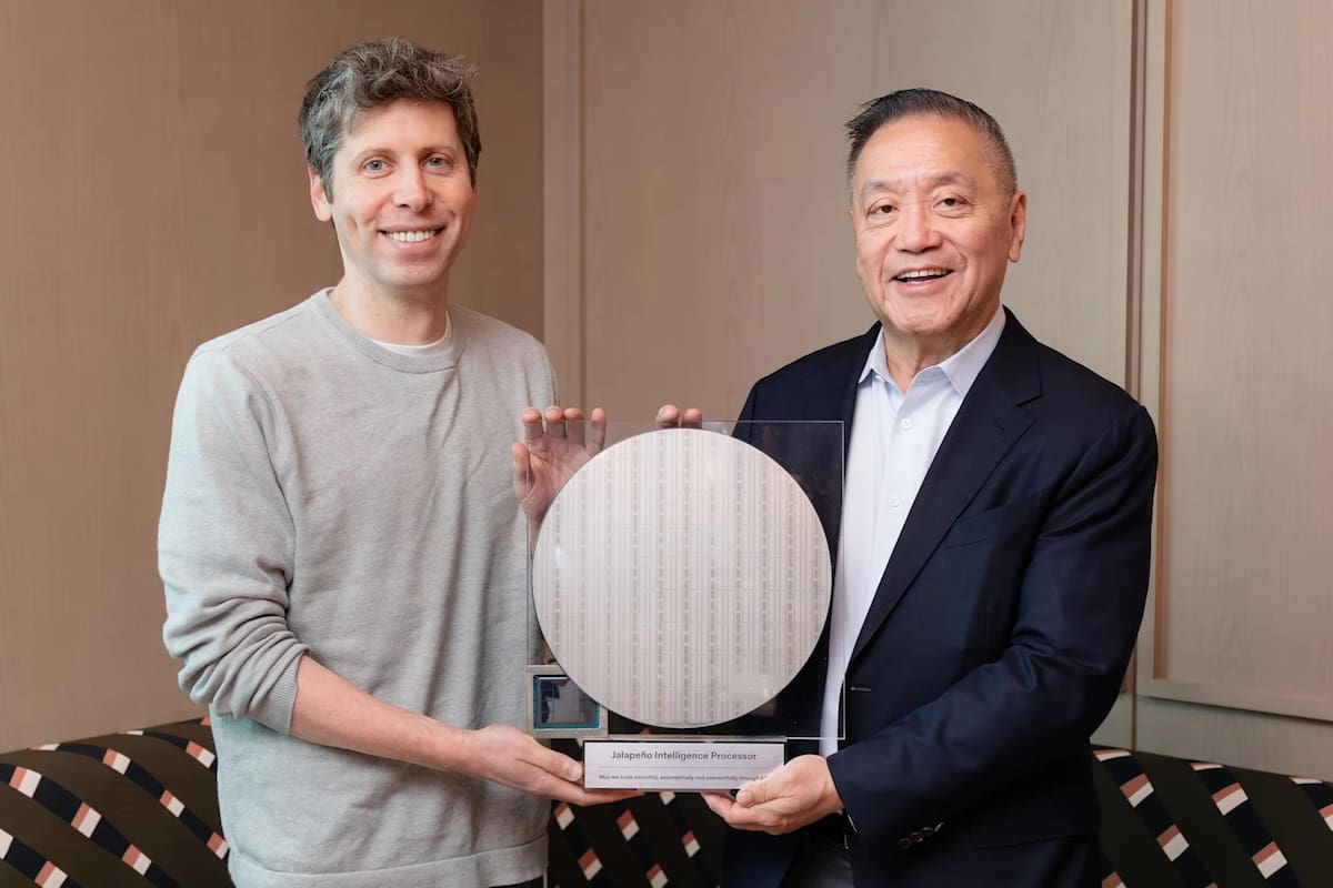 Sam Altman, CEO de OpenAI, muestra el chip jalapeño que su compañía desarrolló junto a Broadcom, representado por su CEO, Hock Tan