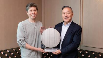 Sam Altman, CEO de OpenAI, muestra un wafer de chips Jalapeño, que su compañía desarrolló junto a Broadcom, representado por su CEO, Hock Tan
