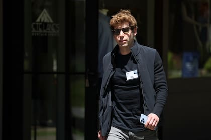 Sam Altman era, hasta el viernes pasado, el CEO of OpenAI; el directorio de la compañía lo echó, junto a otros directivos; todos se van a trabajar a una nueva empresa de desarrollo de inteligencia artificial de Microsoft, que a su vez es la principal accionista de OpenAI