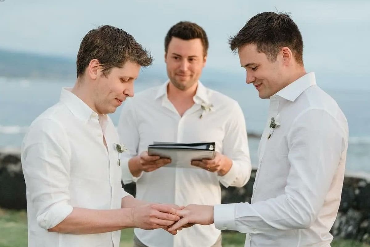 Sam Altman (izquierda) se casó con Oliver Mulherin en Hawaii, según las fotos difundidas en Twitter