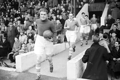Sam Bartram saliendo con el equipo en aquel histórico partido
