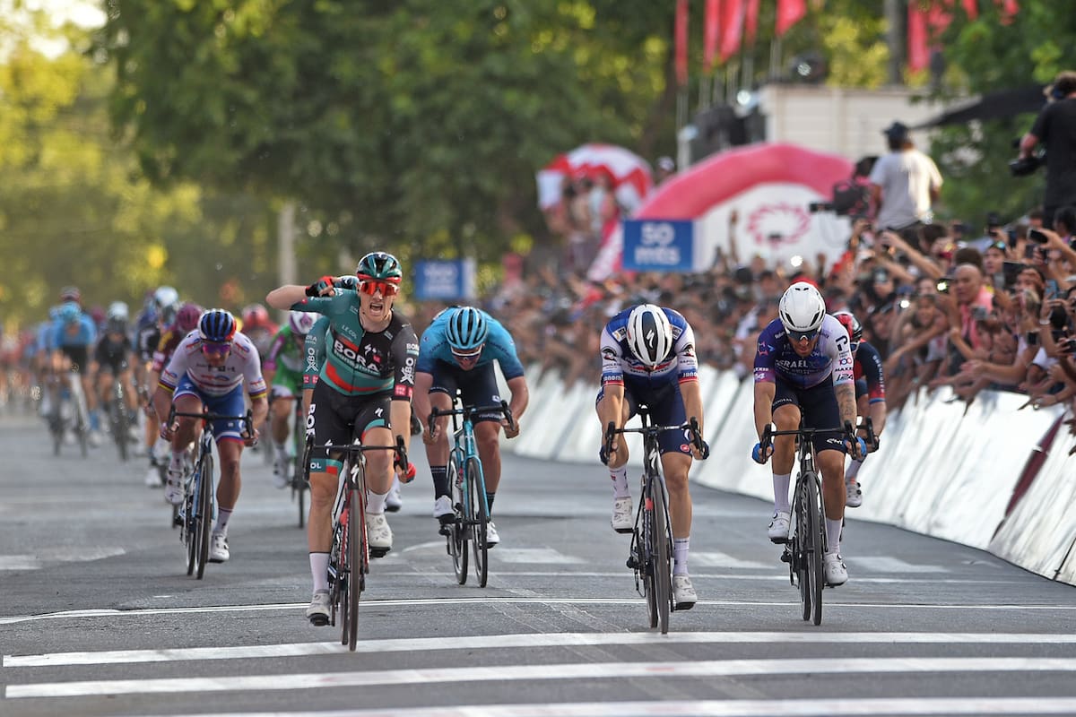 Sam Bennett cruza primero la meta ante el estadio Aldo Cantoni, punto de partida y de llegada en la primera etapa de la Vuelta a San Juan.