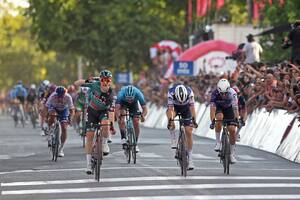 Sam Bennett cruza primero la meta ante el estadio Aldo Cantoni, punto de partida y de llegada en la primera etapa de la Vuelta a San Juan.