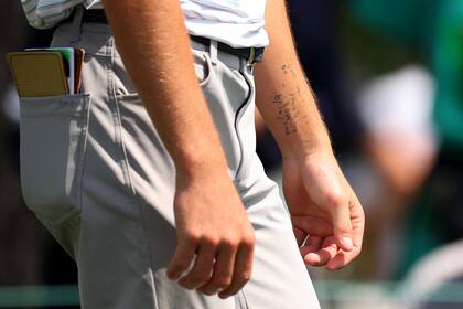 Sam Bennett, un amateur que pelea por la chaqueta verde en el Masters de Augusta y lleva tatuado en el antebrazo izquierdo una frase de su fallecido padre.