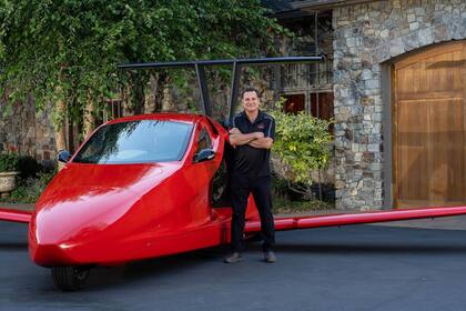 Sam Bousfield, director ejecutivo de Samson Sky y diseñador del Switchblade, un auto capaz de convertirse en un pequeño avión; las alas son plegables y está fabricado por Samson en EE.UU:, tiene un costo base de 170.000 dólares
