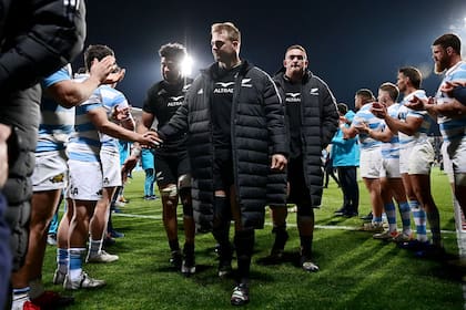 Sam Cane encabeza la salida de los locales, saludados por los Pumas, que hicieron el tradicional pasillo