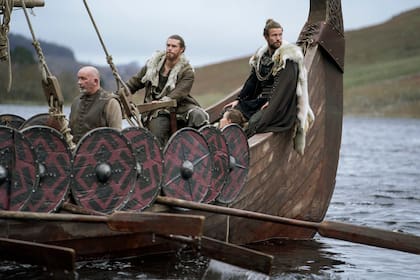 Sam Corlett como Leif, Lujza Richter como Liv y Leo Suter como Harald. Foto: Cr. Bernard Walsh/Netflix © 2021