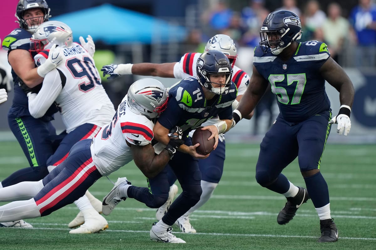 Sam Darnold, quarterback de los Seahawks de Seattle, es capturado por Dre'mont Jones, quarterback de