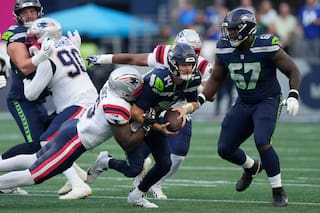 Sam Darnold se lesiona la cadera en la primera serie ante Seahawks y queda fuera del partido