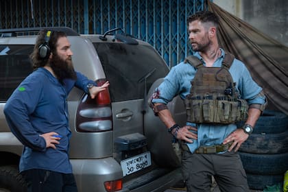 Sam Hargrave dirigiendo a Chris Hemsworth en Misión de rescate