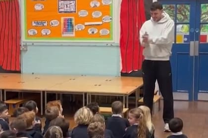 Sam Heathcote, defensor de Macclesfiel regresó este lunes por la mañana a su trabajo como profesor de Educación Física en una escuela primaria y fue aplaudido por sus alumnos