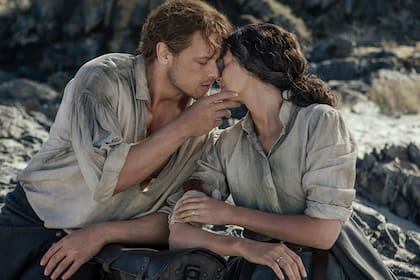 Sam Heughan y Caitriona Balfe, en una escena de la tercera temporada
