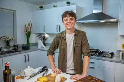 Sam Holland brilla como chef y coparte sus recetas en redes sociales (Instagram/@samholland1999)