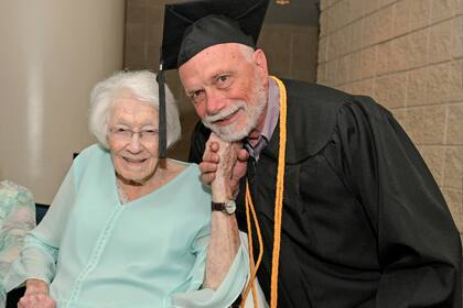 Sam Kaplan dedicó el logro académico a su madre de 99 años que estuvo presente en la ceremonia
