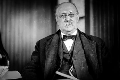 Sam Loyd vivió entre 1941 y 1911 y fue, además de matemático recreativo y autor de rompecabezas, un gran problemista de ajedrez.