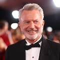 Murió Sam Neill, el actor que tuvo una carrera a su medida y se hizo famoso a la sombra de los dinosaurios de Jurassic Park
