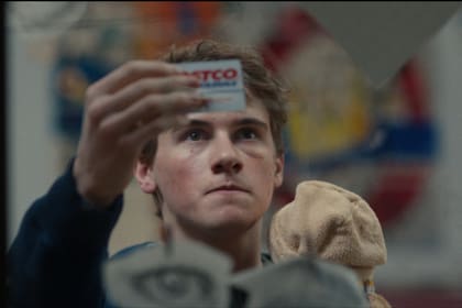 Sam Nivola en una escena de Phony, la nueva serie de Disney+