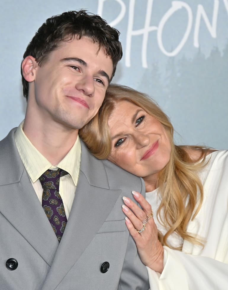 Sam Nivola y Connie Britton en la premiere de la serie realizada la semana pasada en Los Ángeles
