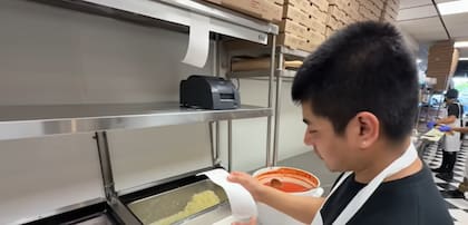 Sam plantea que dominar el inglés es importante para una persona que trabaja en gastronomía dado el tipo de pedidos y los vegetales