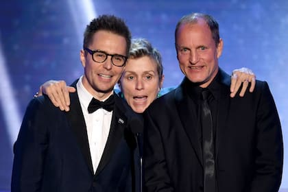 Sam Rockwell, Frances McDormand y Woody Harrelson, protagonistas del film ganador de la noche: Tres anuncios por un crimen