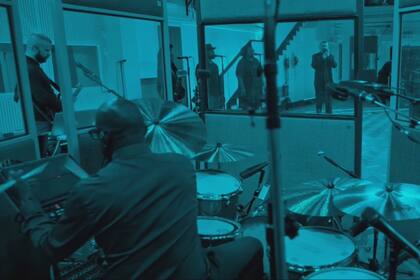 Sam Smith y su banda, en tonos sepia y con clima de documental